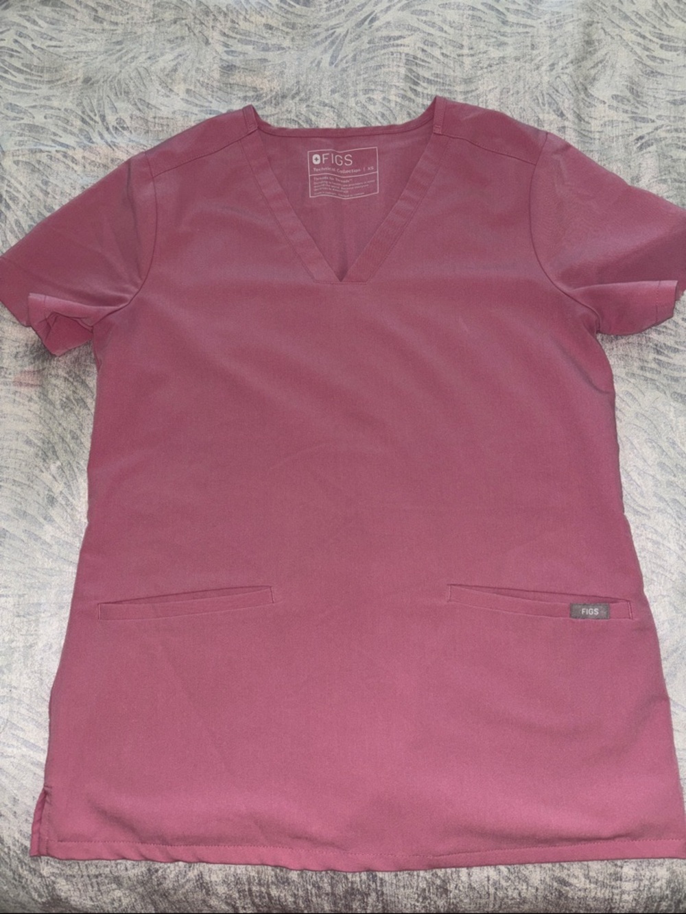 Figs V-Neck Scrub Top - dusty rose